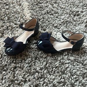 Little girls Size 11.5 dress shoes ( Europe size 28)